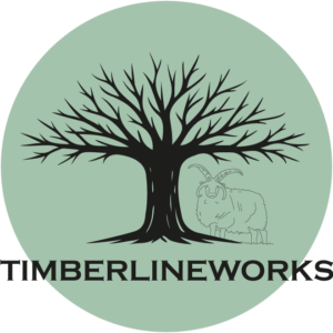 Logo van Timberline Works met een zwarte boom en Manx Loaghtan schaap in een groene cirkel.
